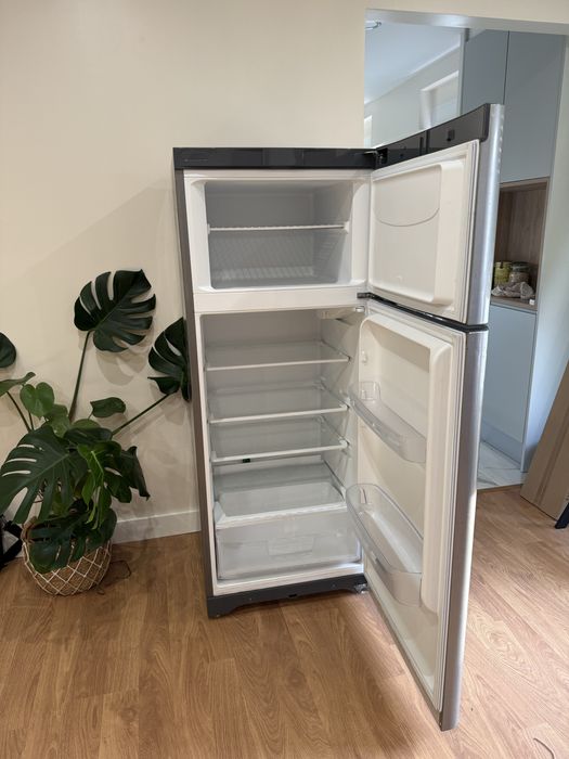 Frigorífico com congelador