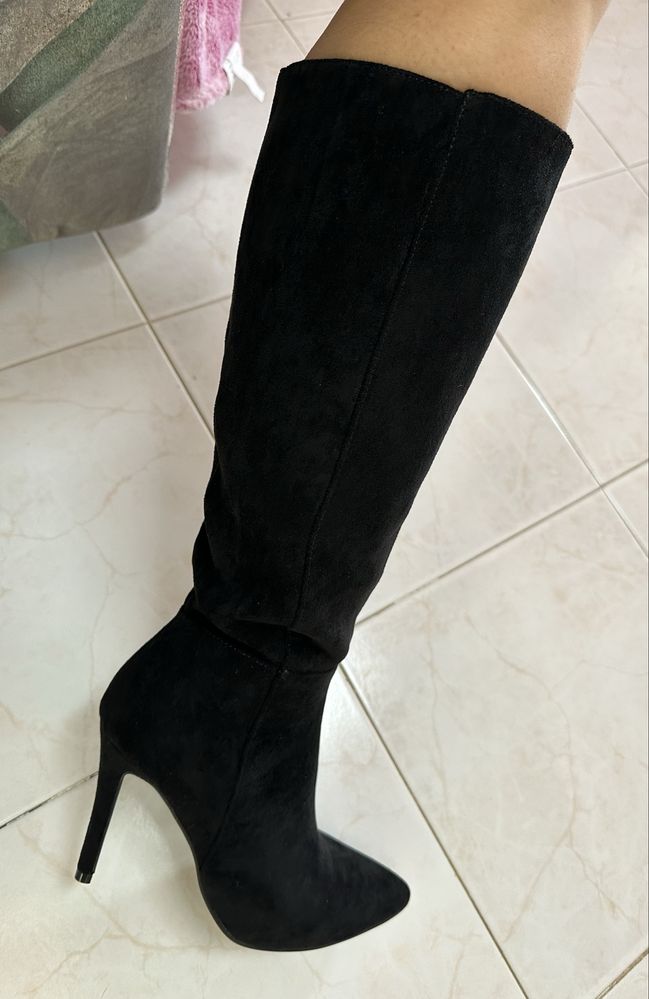 Botas cano alto pretas - pele de pessego (37)