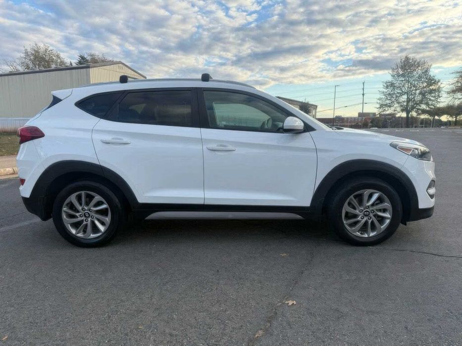 Hyundai Tucson SE      2017