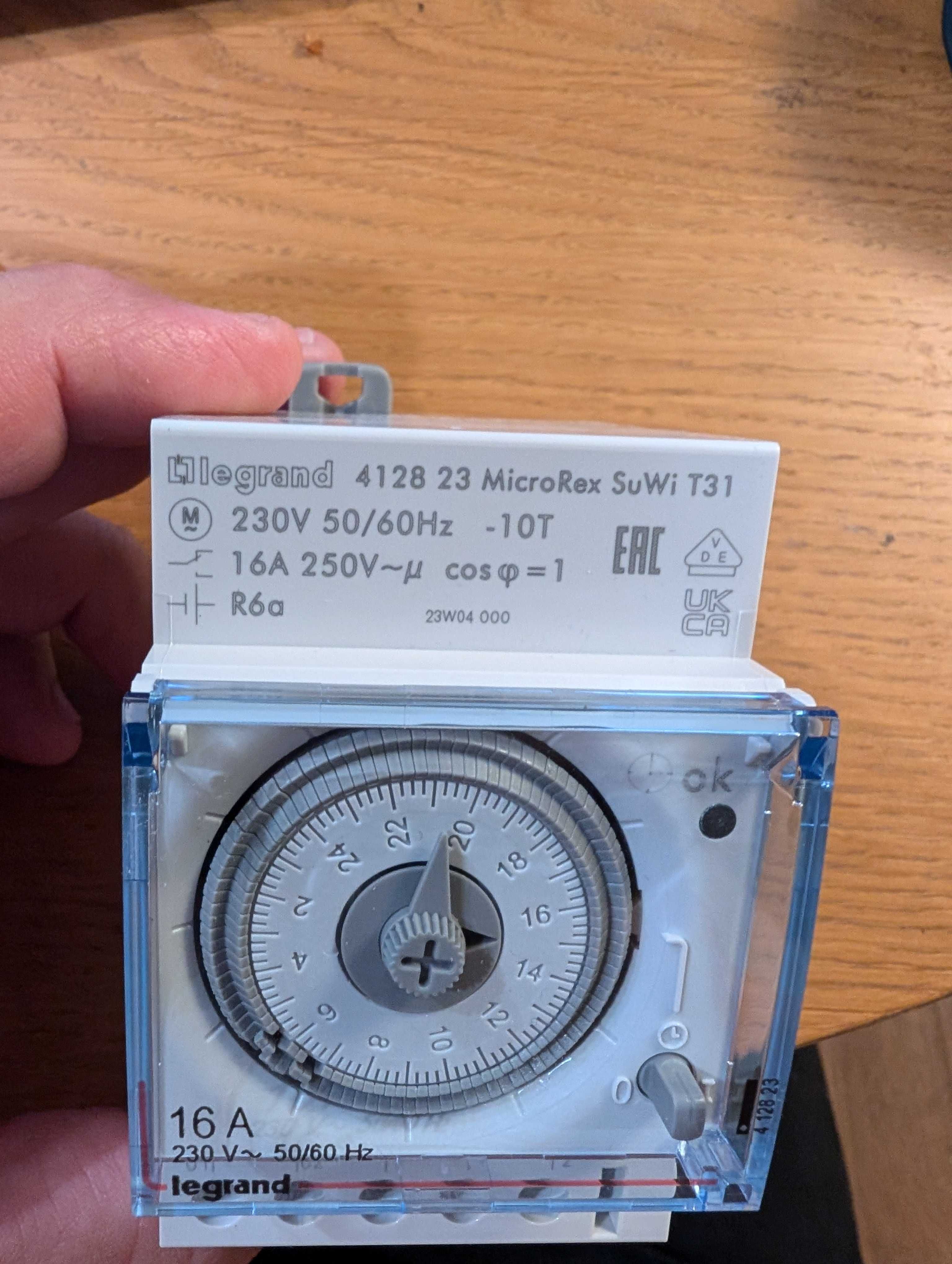 Programator analogowy 16A dobowy jednokanałowy 412823 Legrand kwarcowy