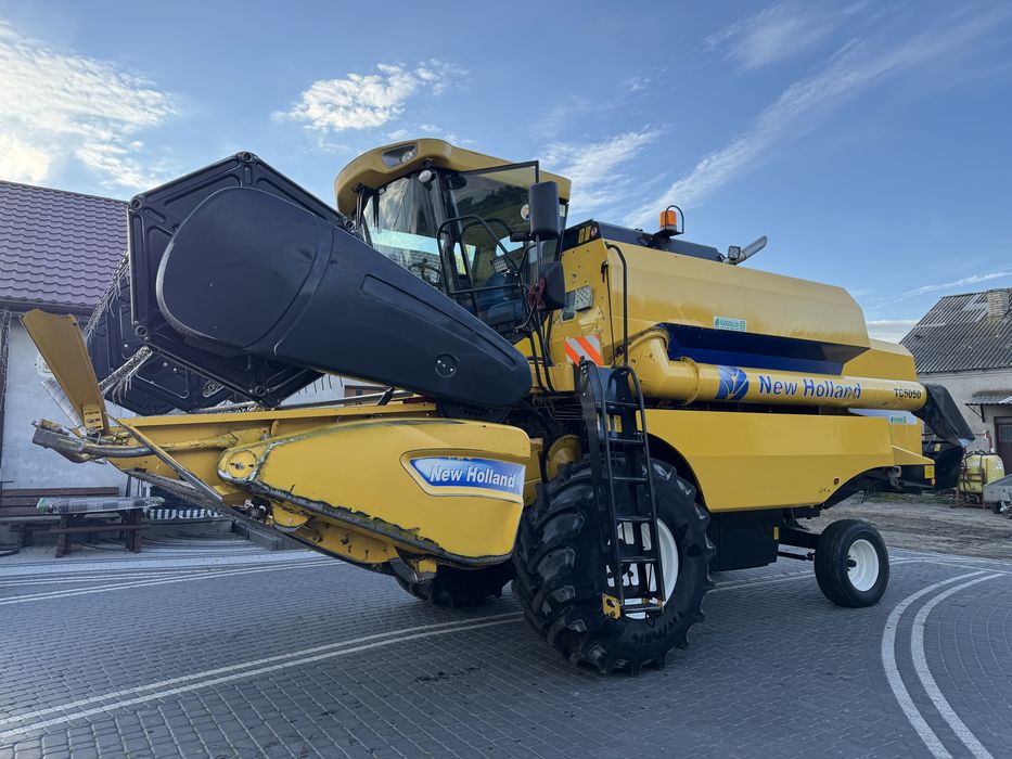 Kombajn zbożowy New Holland TC 5050