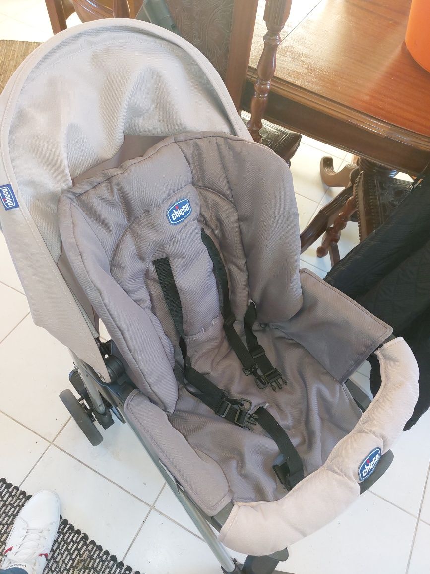 Vendo cama de bebé com colchão.  Mais carrinho