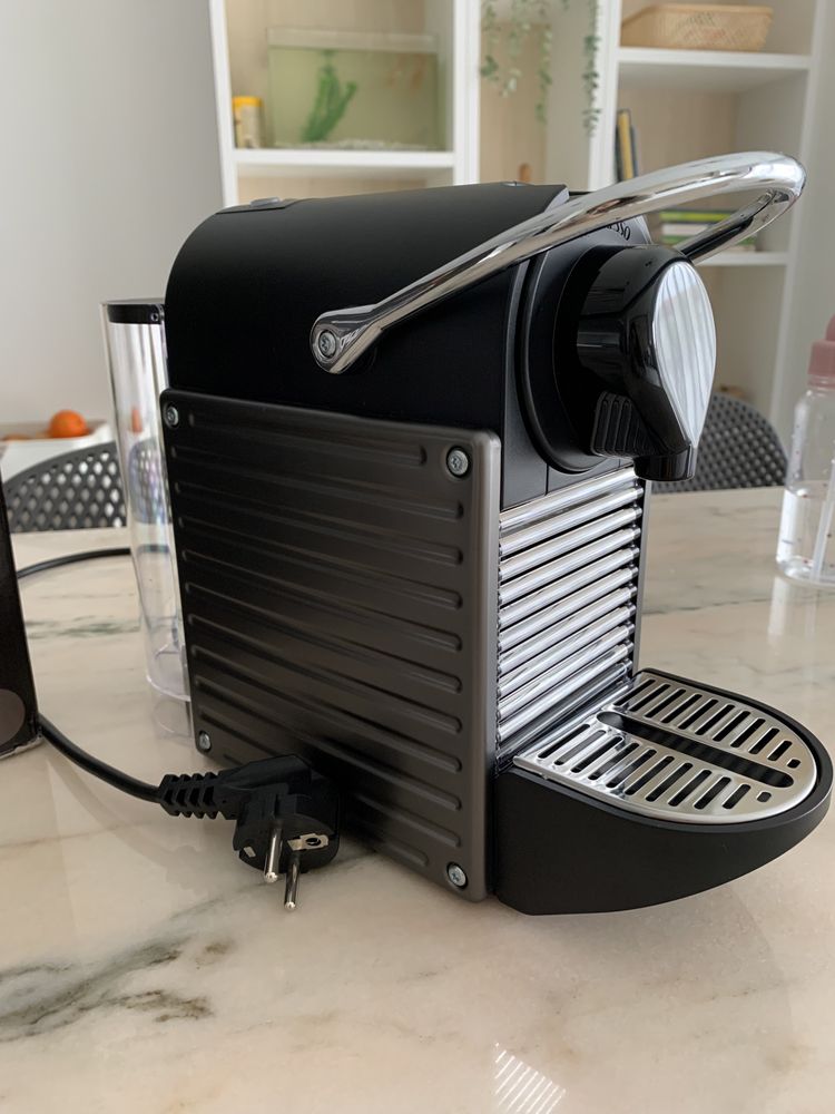 Maquina Nespresso pixie electric titan