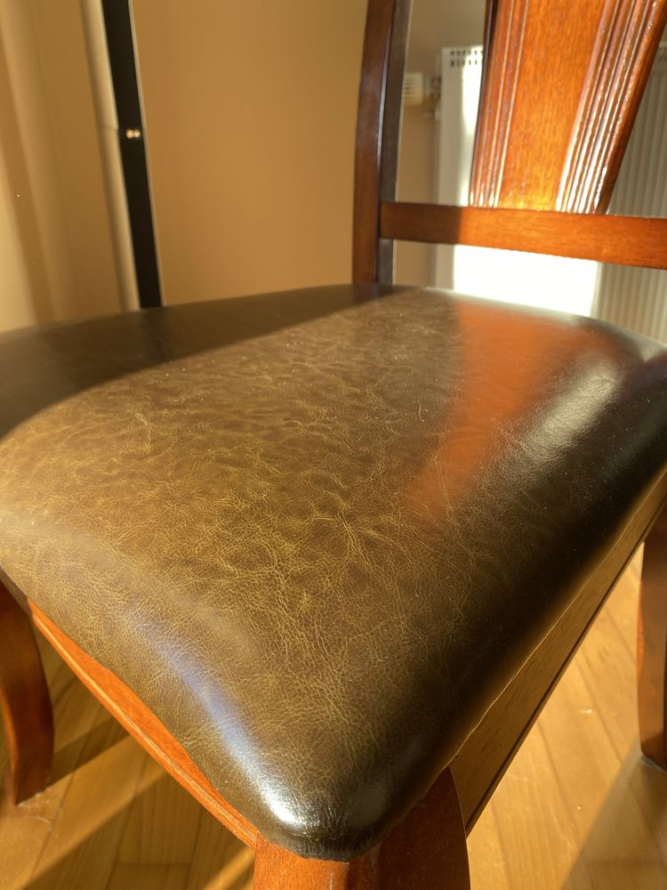 Drewniane krzesła ze skórzanym siedzeniem