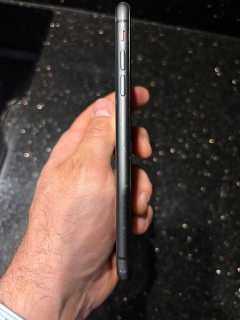 iPhone 11 64 GB – Czarny – Stan dobry – Bateria 79%