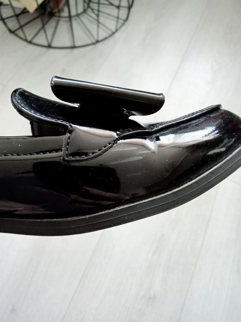 Czarne lakierowane loafersy mokasyny z kokardą