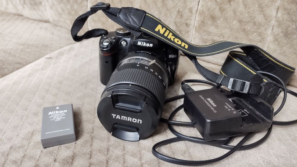 Zestaw lustrzanka Nikon D5000 obiektyw Tamron 16-300 futerały ładowark