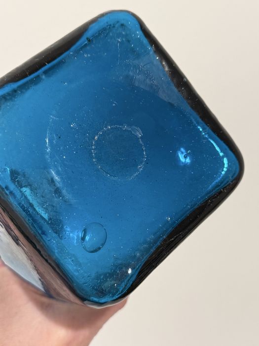 Szklany niebieski wazon