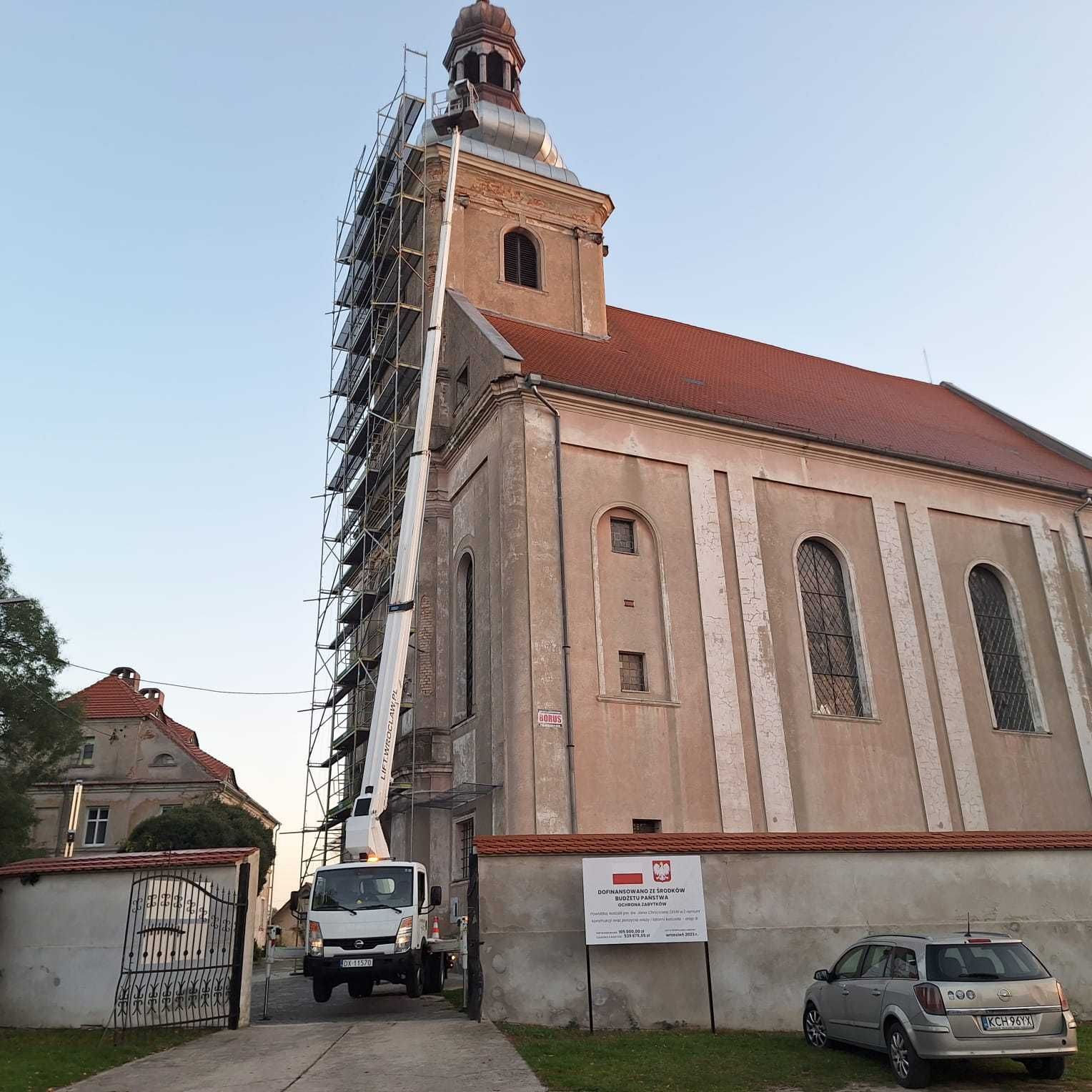 Podnośnik koszowy Wrocław wynajem z operatorem zwyżka 27m do 3,5t