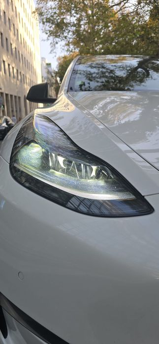 Farol direito de Tesla