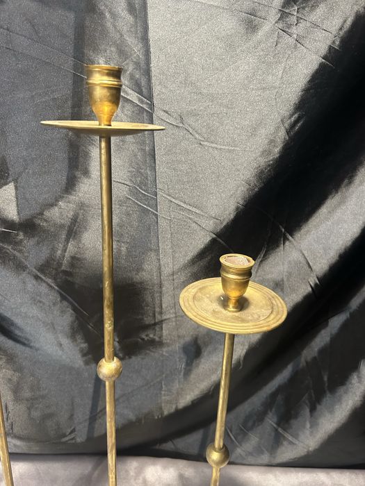 Zestaw trzech mosiężnych świeczników elegancka dekoracja