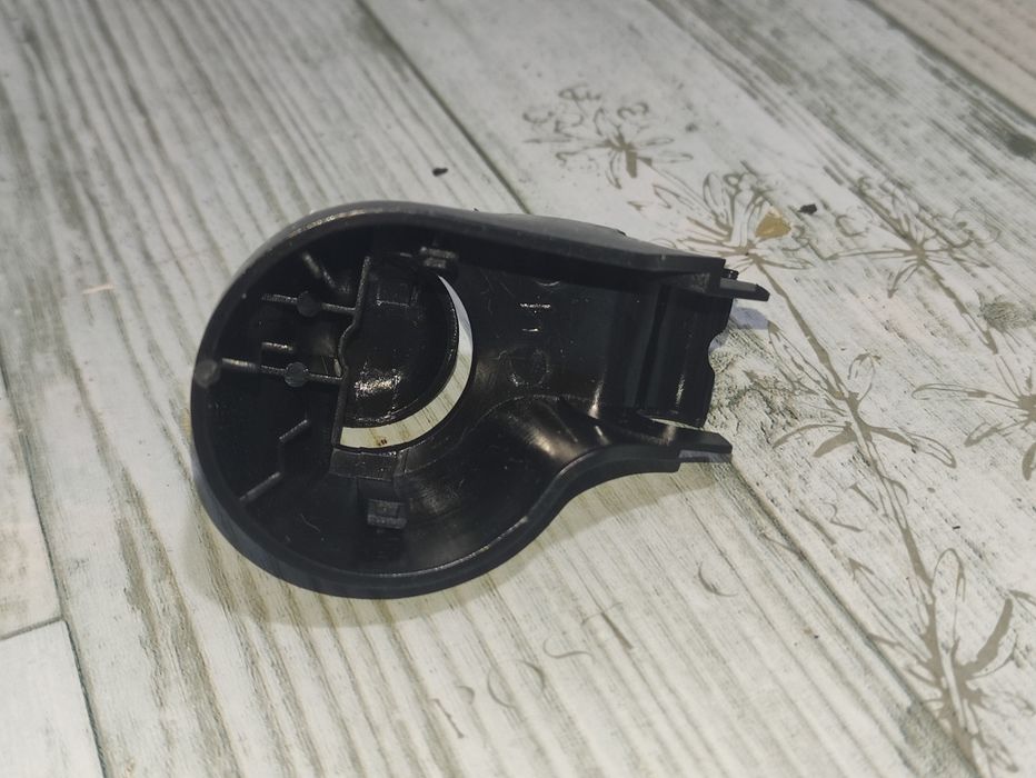 Кришка форсунки омивача заднього склоочисника.