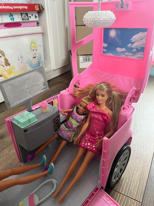 Sprzedam camper i 4 barbie oryginalny