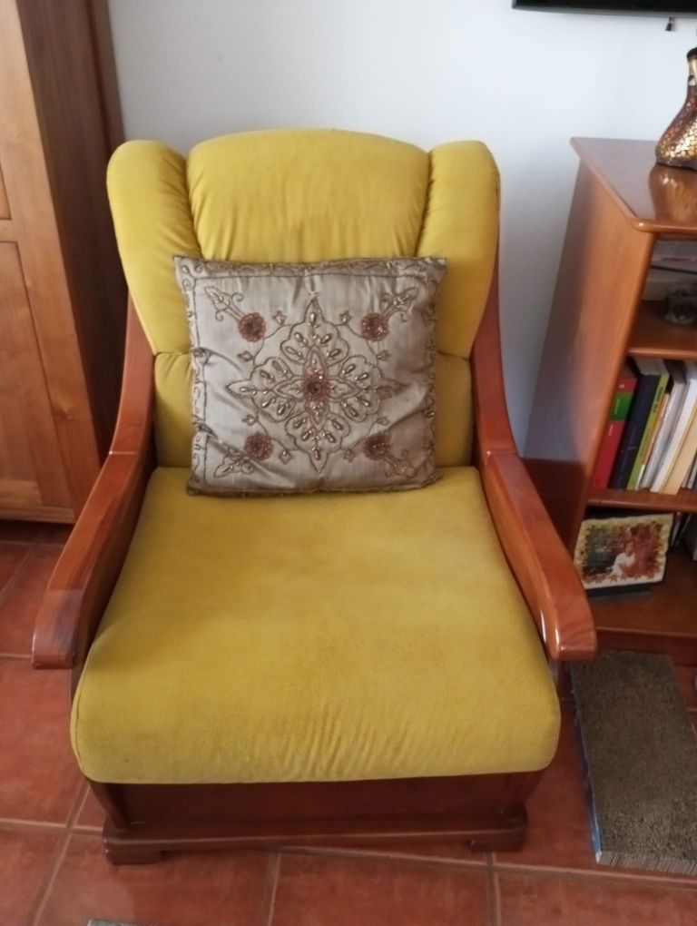Conjunto Sofá 3 Lugares + 1 Poltrona em Madeira e Estofado Amarelo
