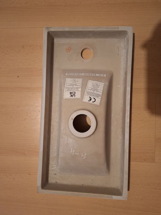 Mała, prawie nowa, umywalka łazienkowa ze stalowymi wspornikami