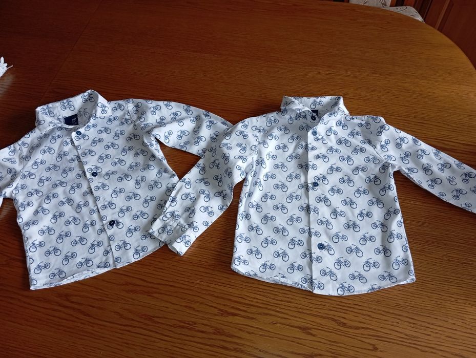 Koszule dla bliźniaków białe w granatowe rowery 98