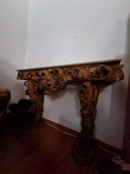 Credencia antiga com pedra