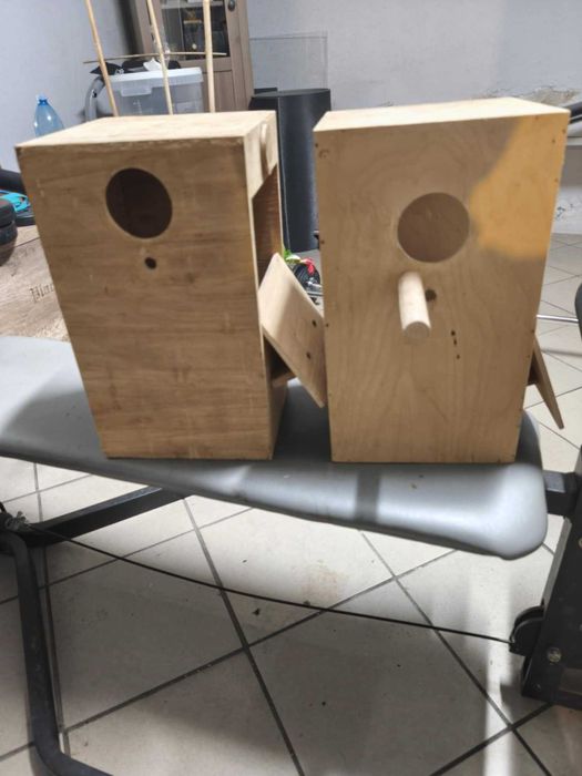 Budki lęgowe dla  falistej, nierozłączki i świergotki