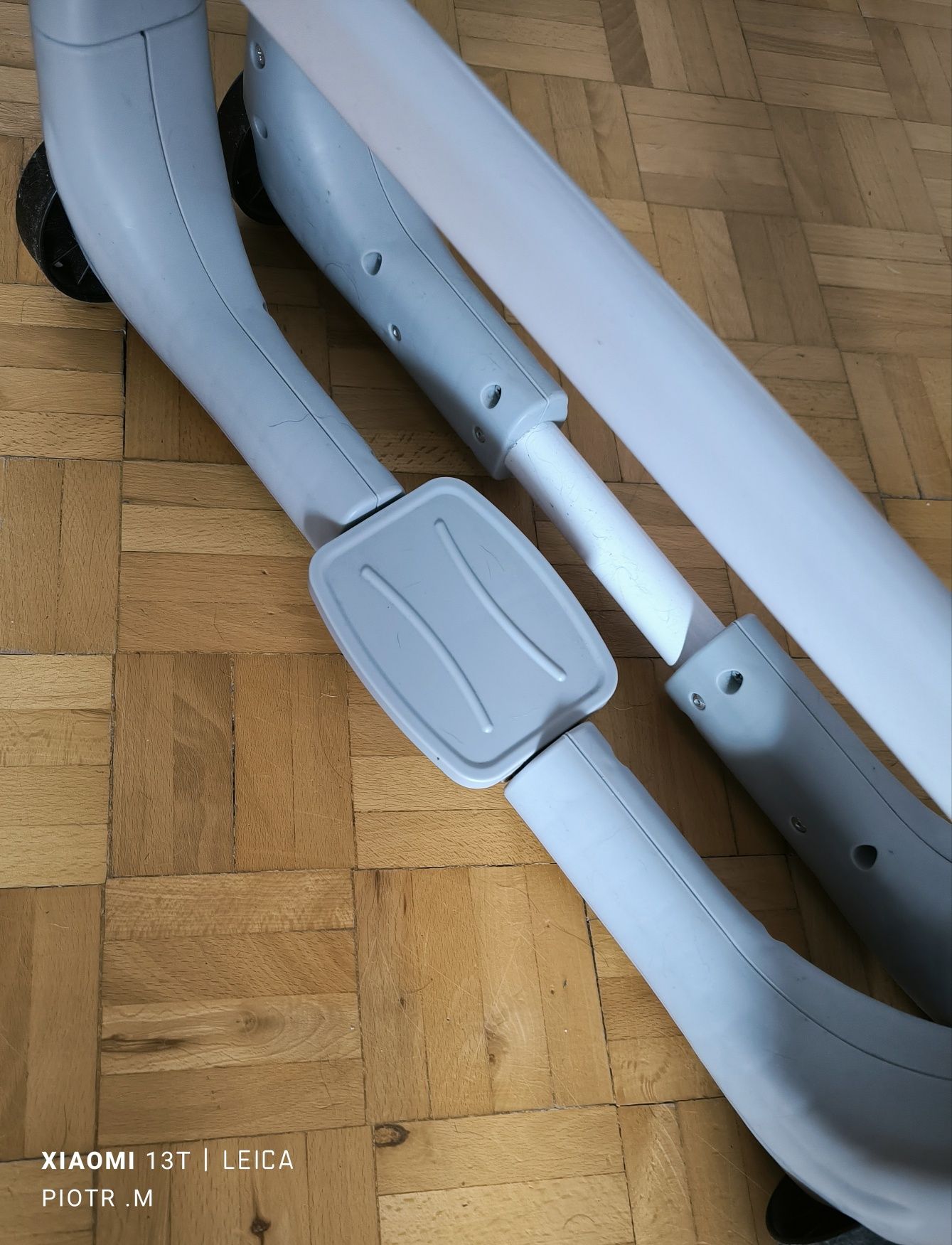 Krzesełko do karmienia Momi plus gratis nowe nieużywane obicie krzeseł