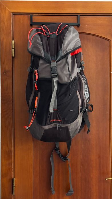 Mochila Forclaz 40 – Usada – Preto e Laranja