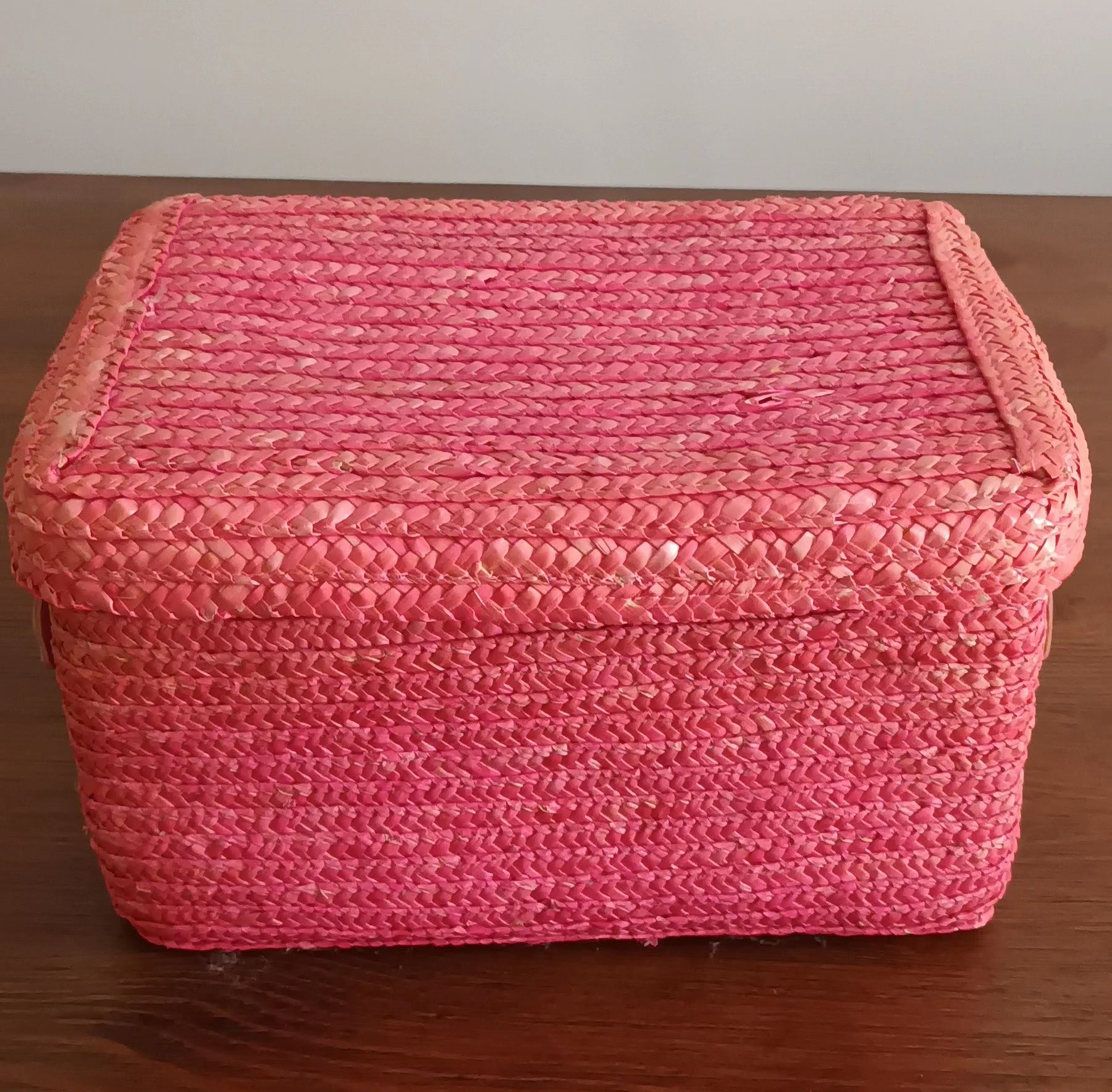 Cesto cor de rosa.