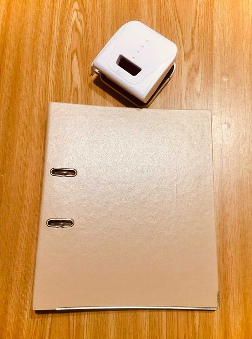 Канцелярія: папка - реєстратор, сегрегатор, дірокол