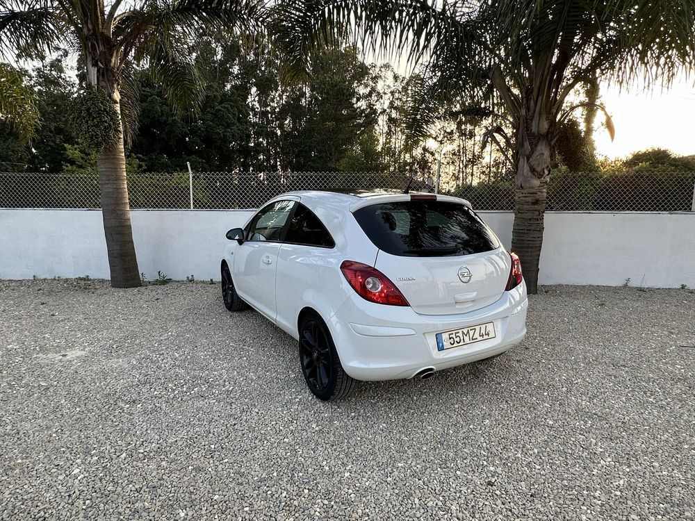 Opel Corsa 1.2i black & white