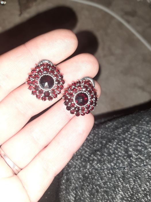 Серьги с брилиантами кулон с эмалью и изумрудом топаз змея