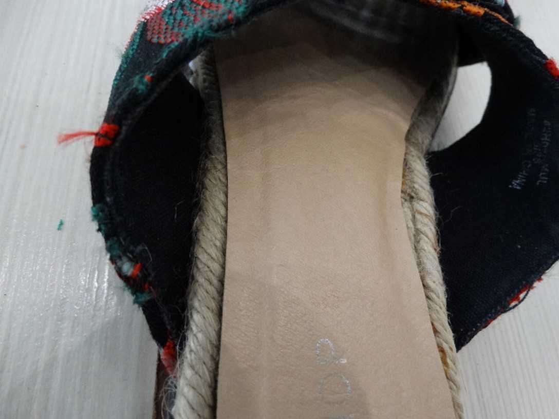 Buty Klapki Czarne z Haftem Płaska Podeszwa Skrzyżowane Paski Kwiaty