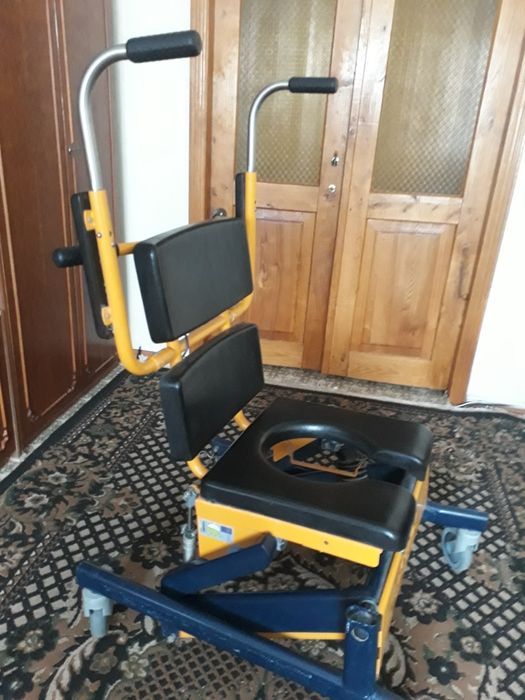 Крісло- туалет на колесах