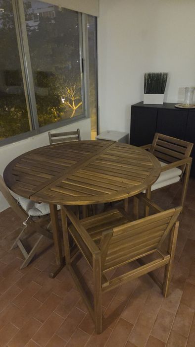 Mesa + 4 cadeiras (pagamento a numerário)