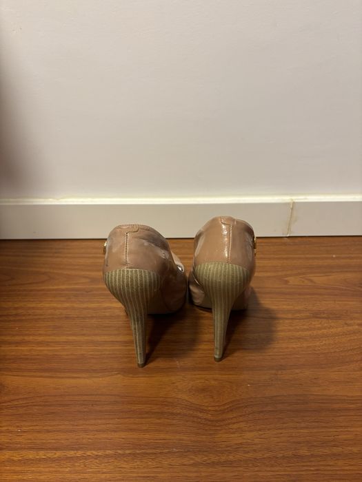 Botas e sandálias luxo várias