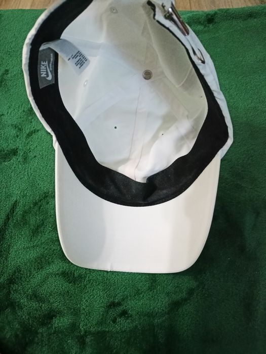 Biała czapka z daszkiem Nike unisex