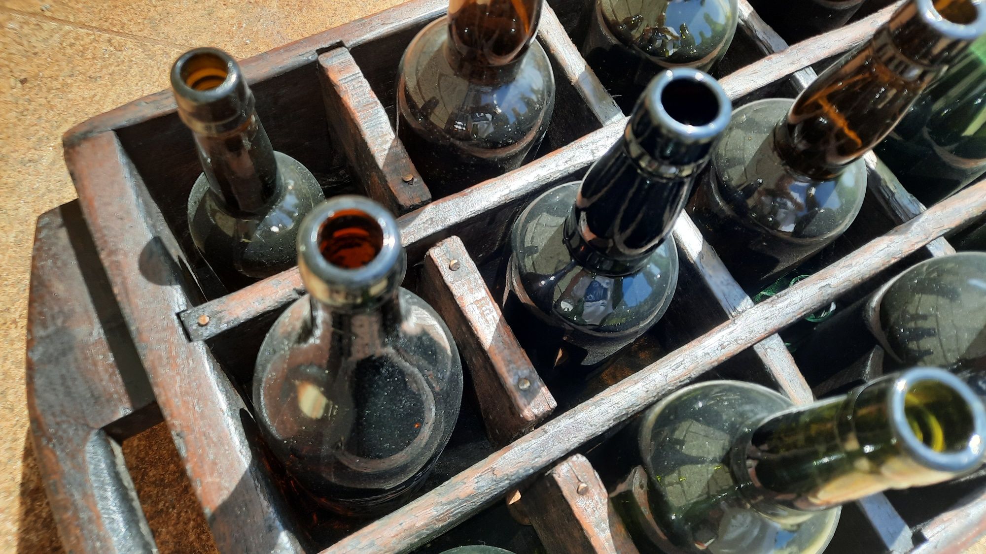 Vintage Caixa de madeira antiga com garrafas antigas