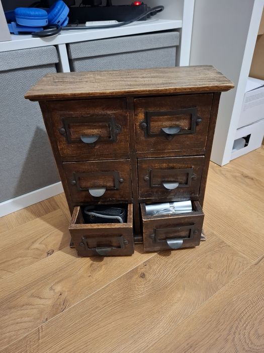 Stylowa stara drewniana szafeczka z szufladkami