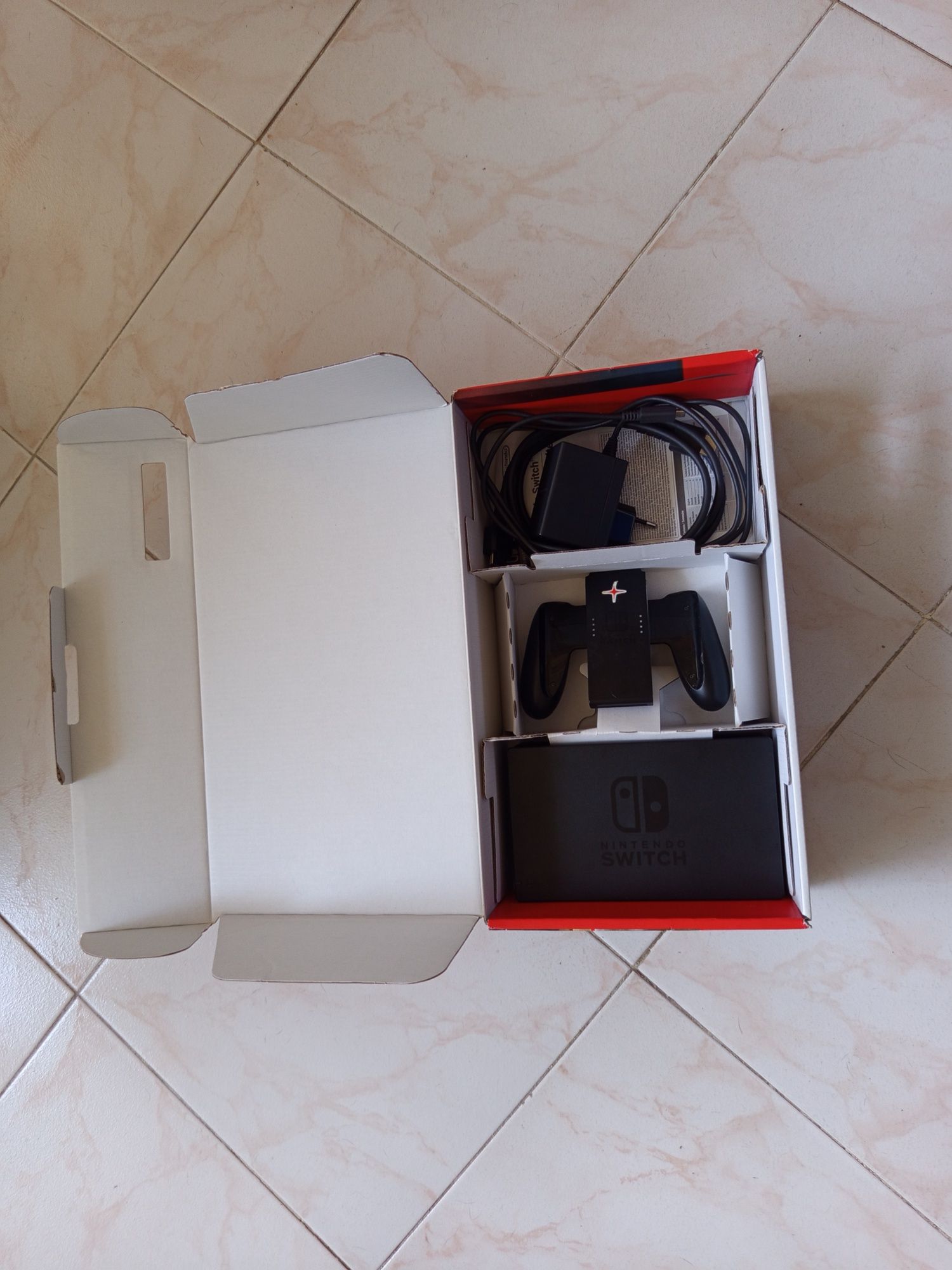 Nintendo Switch +5 jogos a 220€