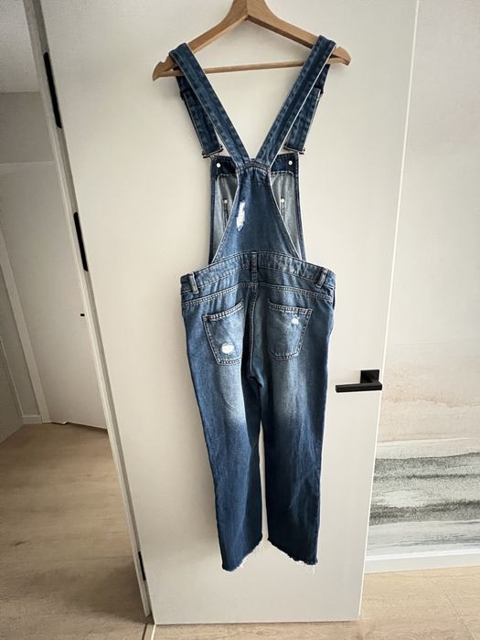 Jeansowe ogrodniczki z przetarciami