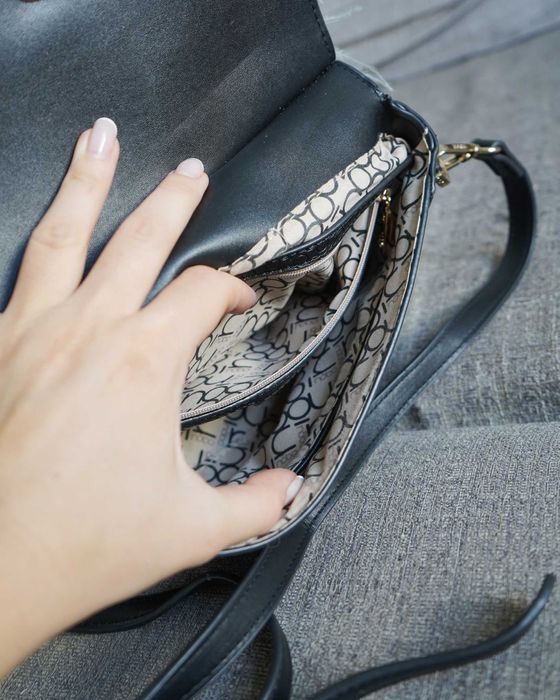 Маленькая женская черная сумка клачт с ремешком