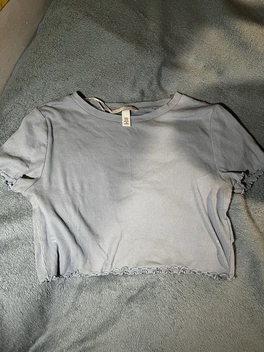 Krótki t-shirt błękitny z falbankowym wykończeniem