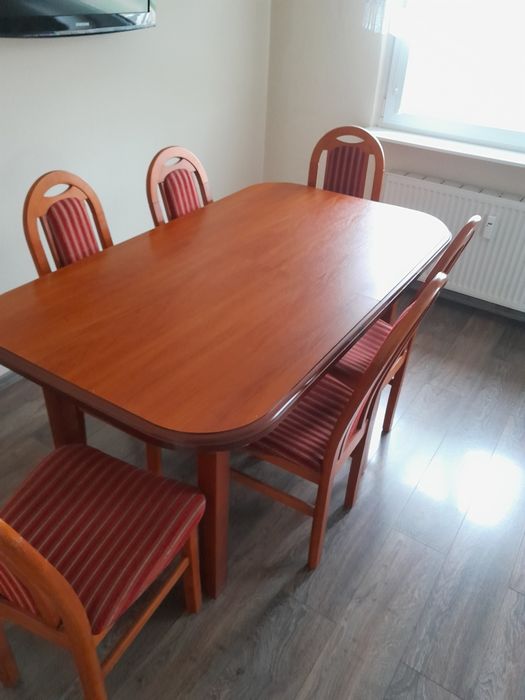 Stół rozkładany i 8 krzeseł