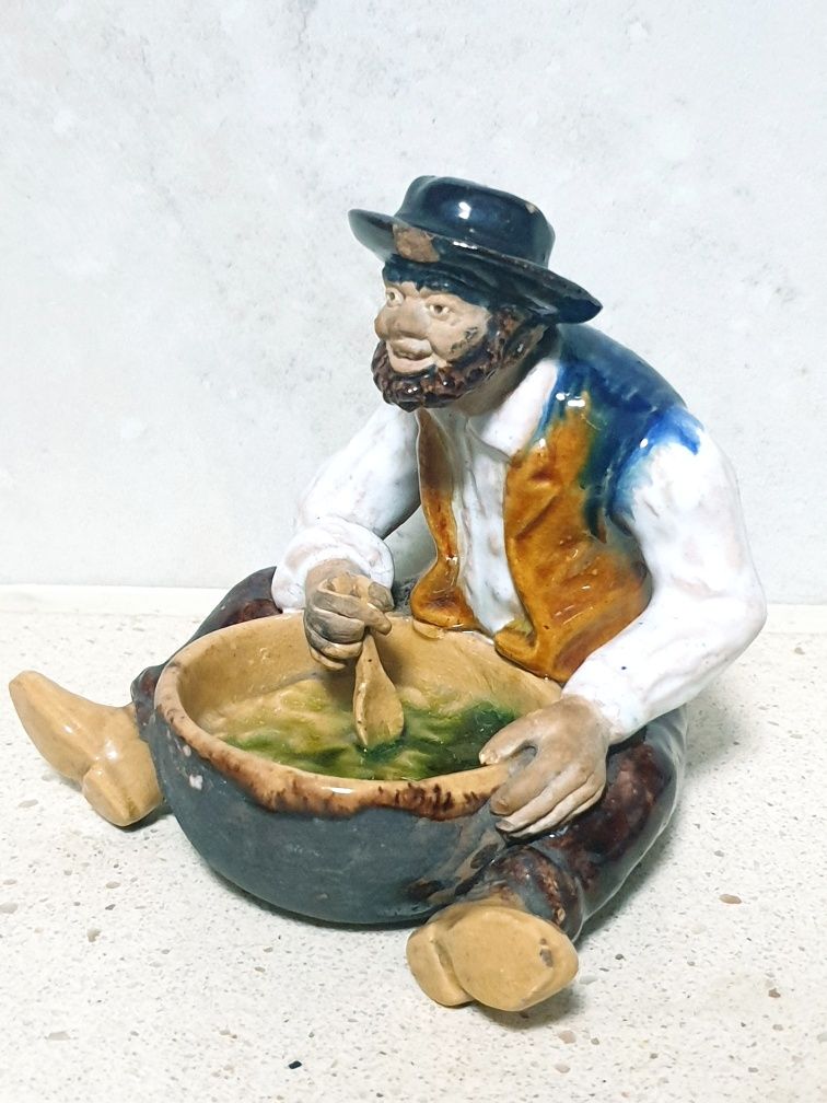 Antiga figura de Zé Povinho em faiança H. Elias  Caldas da Rainha