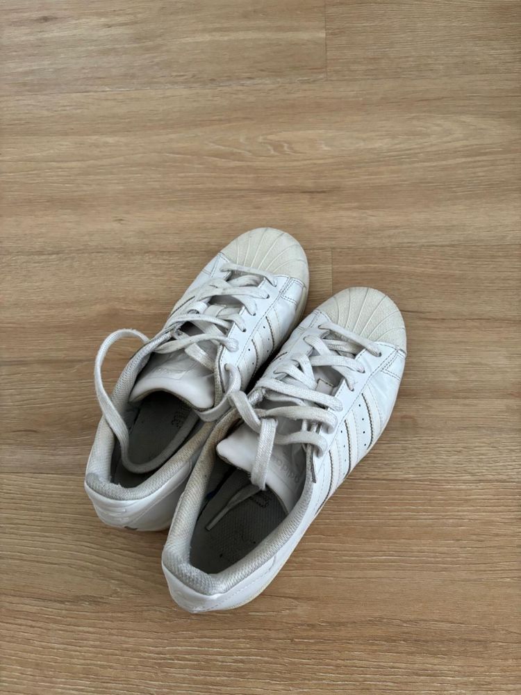 Adidas superstar brancas