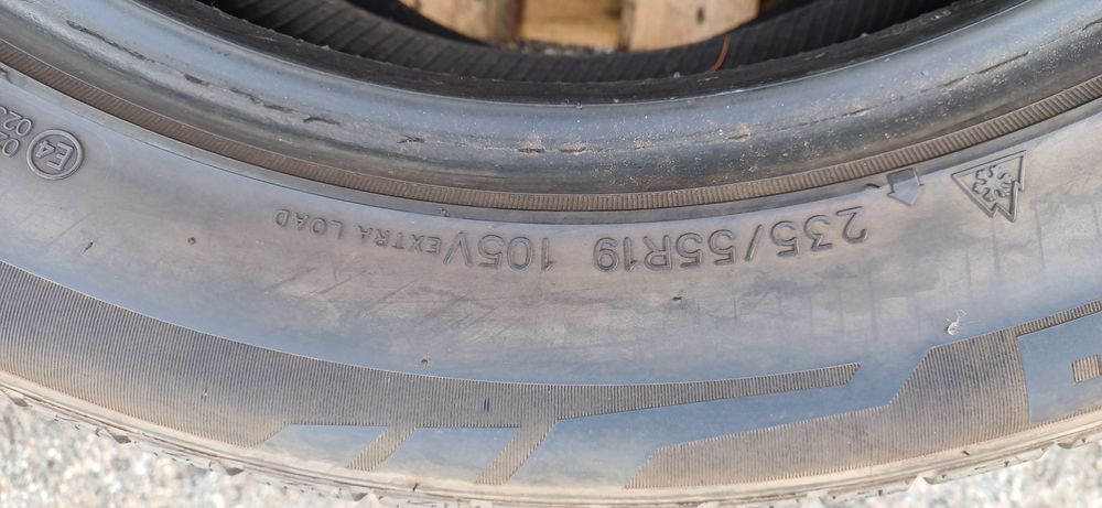 235/55R19 105V , dwie używane opony zimowe.