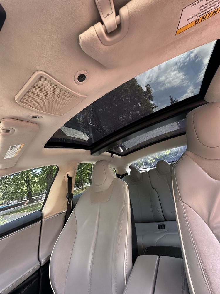 Продам Tesla Model S в отличном состоянии