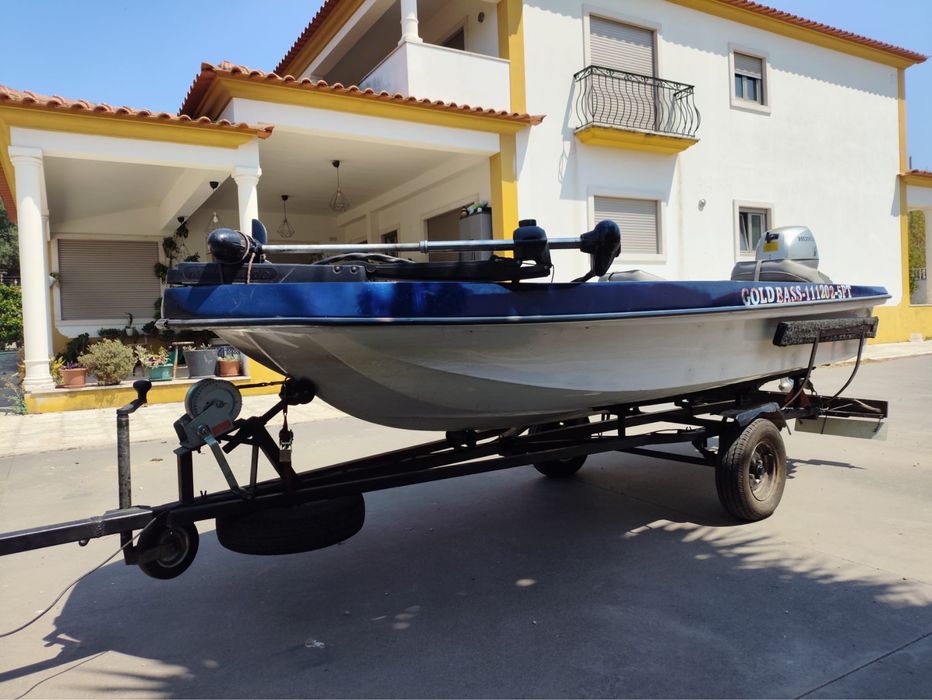 Barco pesca Achigã