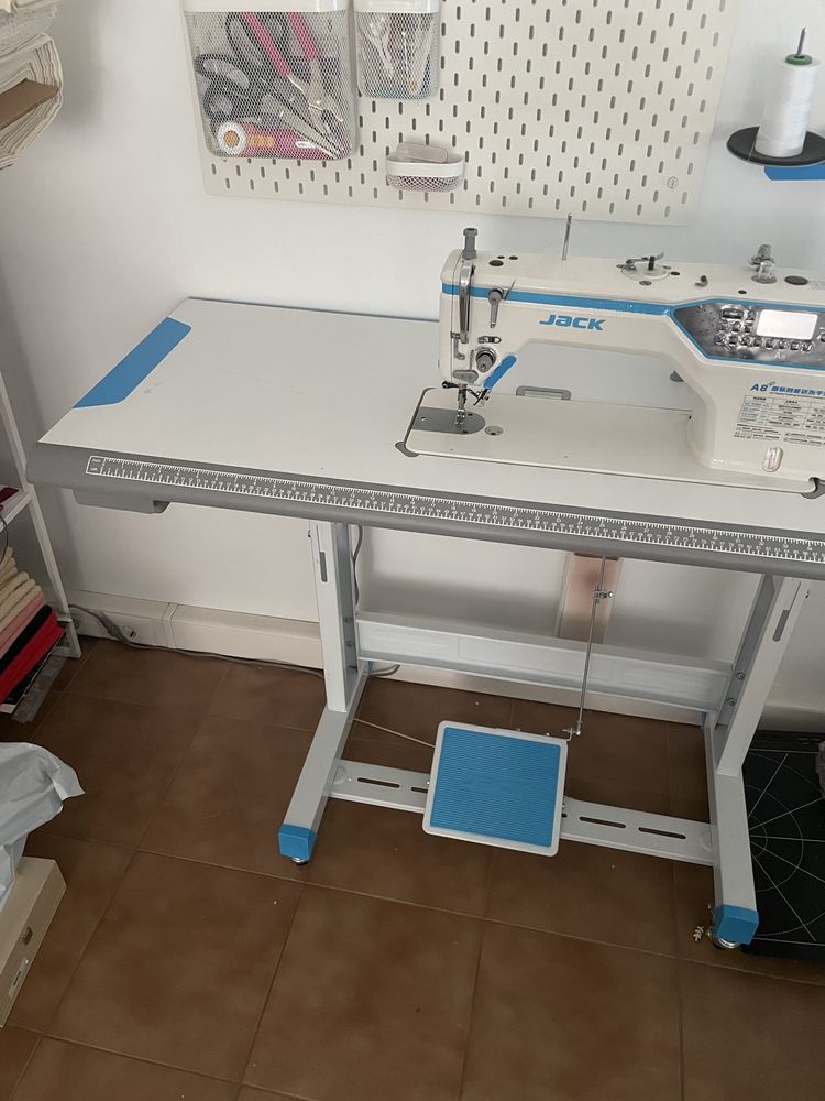 Máquina de Costura JACK A8