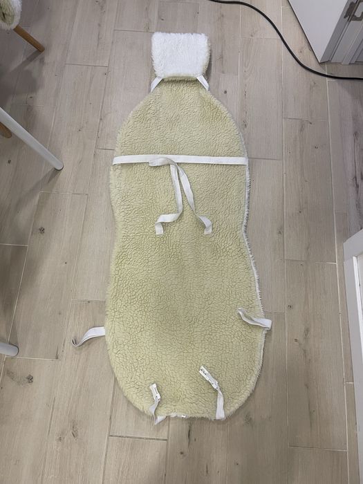 Хутряна накидка на сидіння