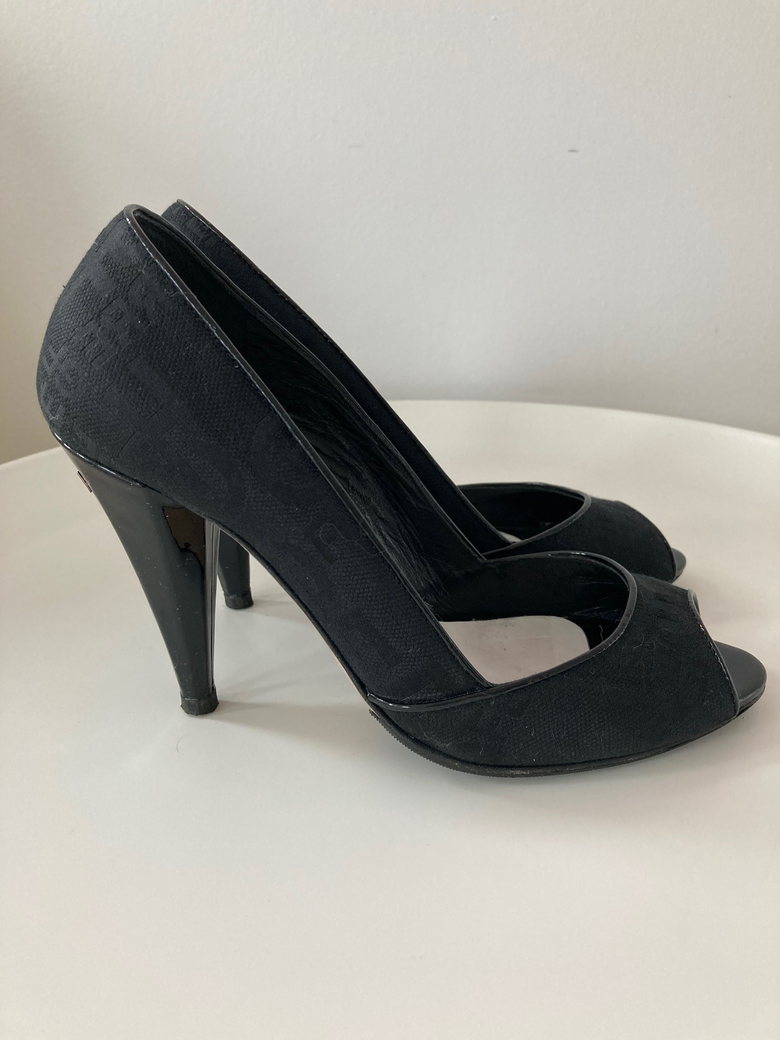 Buty Gianfranco Ferre r.38 czarne logowane pantofle czółenka