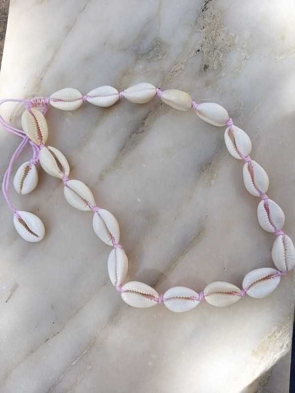 Colar conchas com fio rosa ajustável