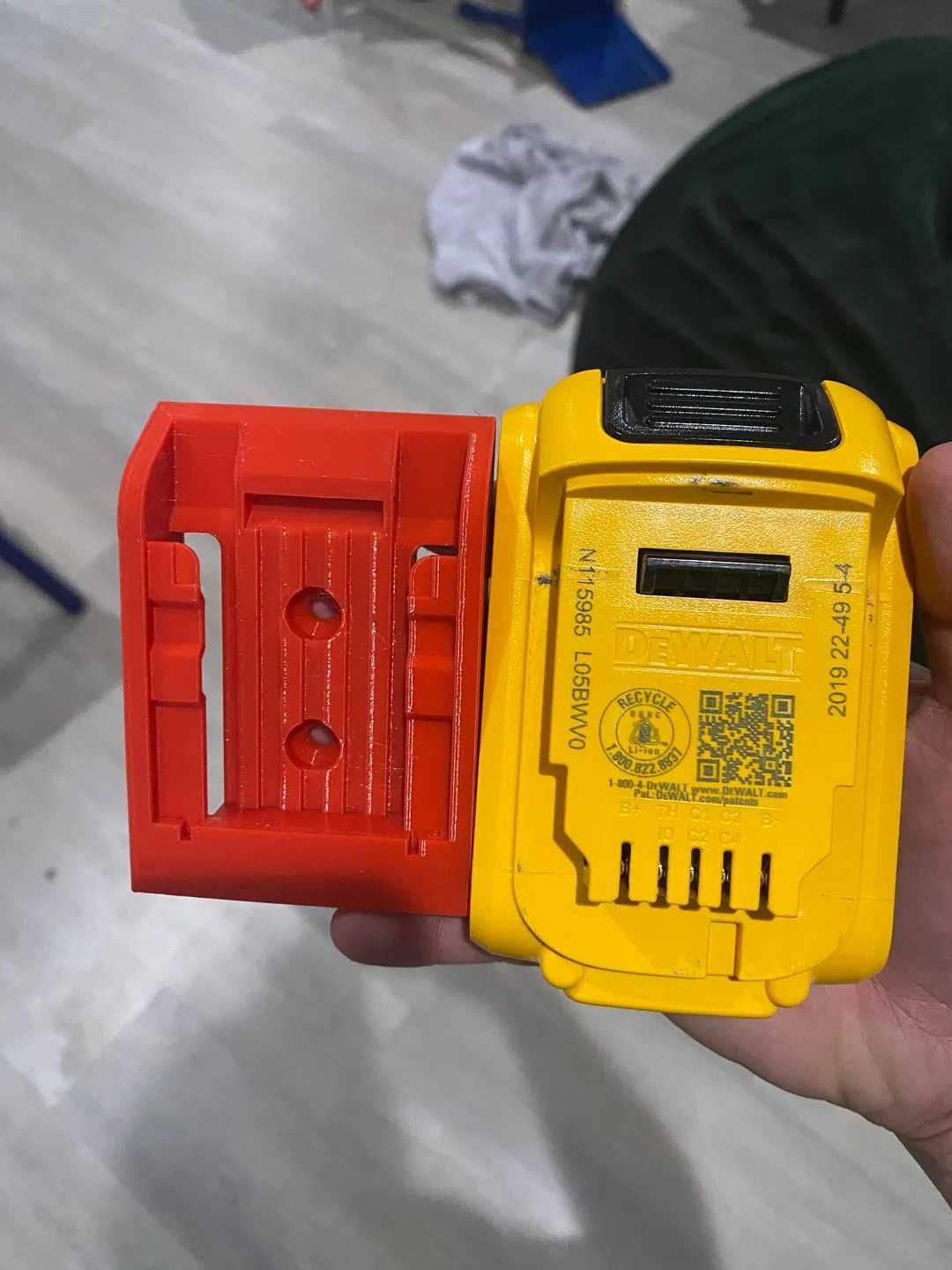 Настінний тримач настенный держатель для аккумуляторов DeWalt